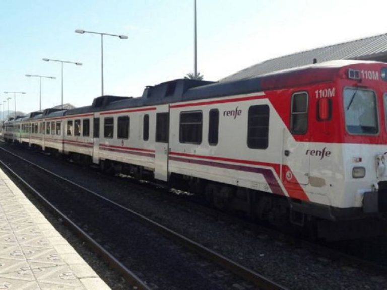 CONSUMUR recoge más de 500 firmas de usuarios que piden mejoras urgentes en el servicio de Cercanías Murcia - Alicante