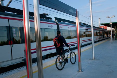 Más de 10 años sin solucionar Renfe el problema de acceso a los trenes con bicicletas